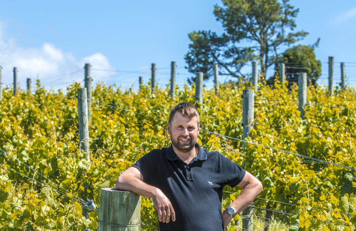 Wijnmaker Damien Yvon in de wijngaard