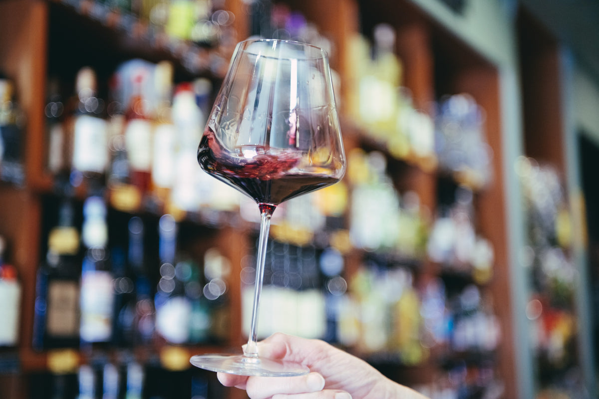 Van der Linden - glas rode wijn in wijnwinkel, bewust genieten 0.0%